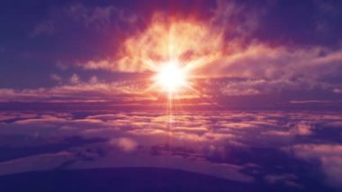 Gün batımının üzerinde uç güneş ışığı