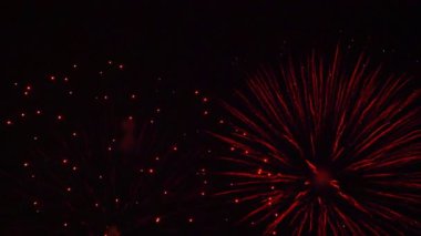 Tatil Gecesi Gökyüzü 4k 'de Renkli Havai fişekler