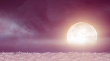 Gece ay ışığında kümülüs bulutları üzerinde güzel ve gerçekçi bir uçuş.