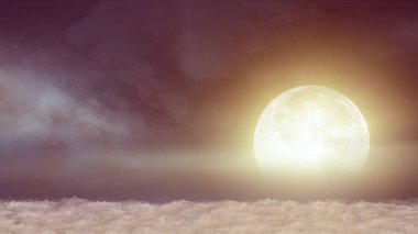 Gece ay ışığında kümülüs bulutları üzerinde güzel ve gerçekçi bir uçuş.