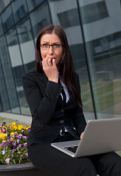 korkmuş ve güzel bir iş kadını onun parmak iğneleyici vurguladı