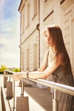 Şehirde güzel bir kızın portresi.