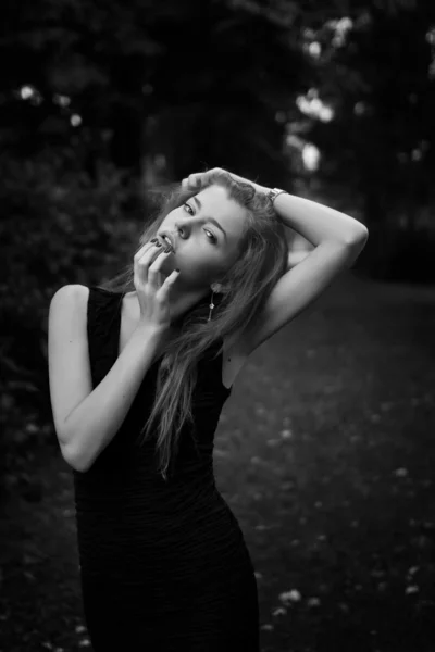 Zwarte & witte mode portret van jonge mooi meisje — Stockfoto