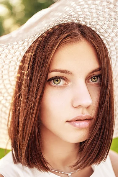 Retrato de uma menina bonita com um chapéu — Fotografia de Stock