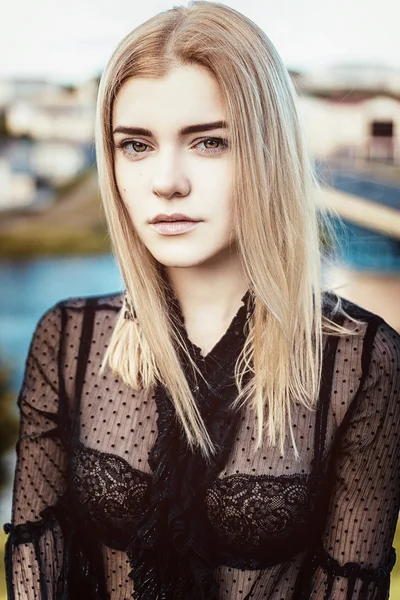 Retrato emocional de moda de una hermosa joven en la ciudad — Foto de Stock