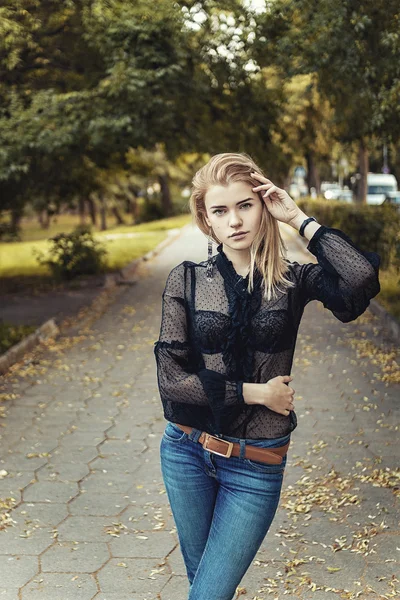 Retrato de moda de joven hermosa chica en la calle —  Fotos de Stock