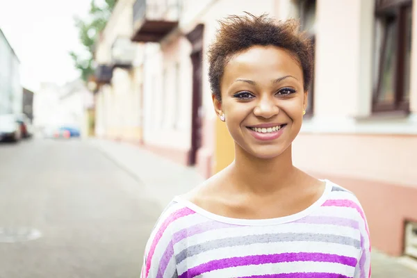 Lächeln junge afrikanisch-amerikanische schöne Mädchen — Stockfoto