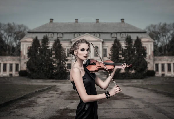 Ragazza gotica alla moda con violino — Foto Stock