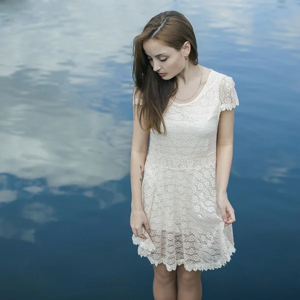 Imagen emocional de una hermosa chica sobre un fondo de agua — Foto de Stock