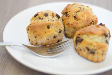 muffins beyaz bir plaka üzerinde