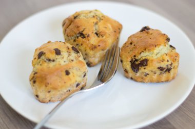 muffins beyaz bir plaka üzerinde