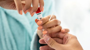 Kadın eli Covid-19 ev testi yapıyor.