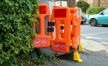 Burgess Tepesi, Birleşik Krallık 20 Temmuz 2021 Virgin Medya bağlantı kutusu turuncu iş bariyerleriyle korunuyor