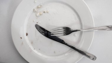 Üstünde çatal ve bıçak olan boş bir tabağın üst görüntüsü