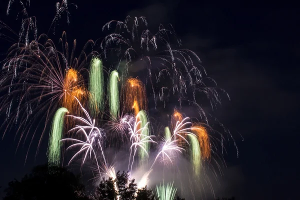 Geceleri havai fişekler