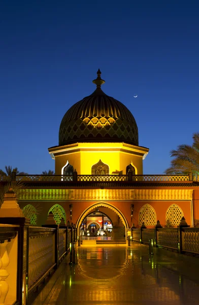 ayın altında gece Minare