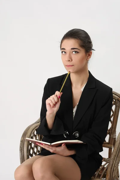 Mujer de negocios con un cuaderno y un lápiz en la mano — Foto de Stock