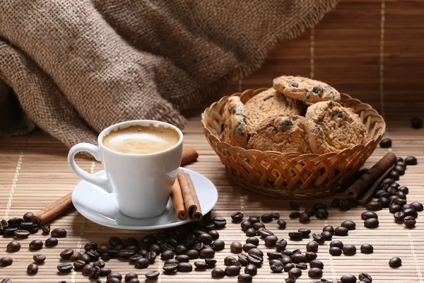 Kopi cangkir kayu manis biji kopi — Stok Foto