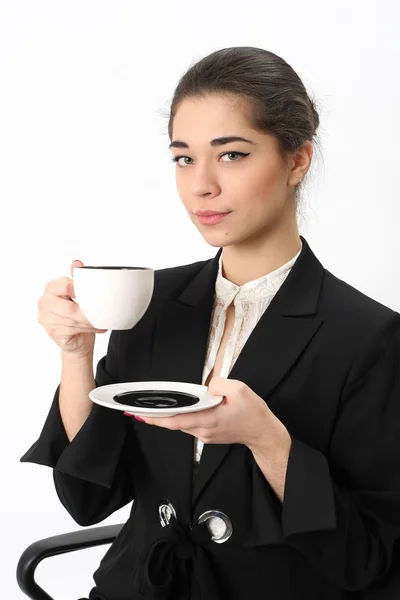 Affärskvinna med en kopp kaffe — Stockfoto