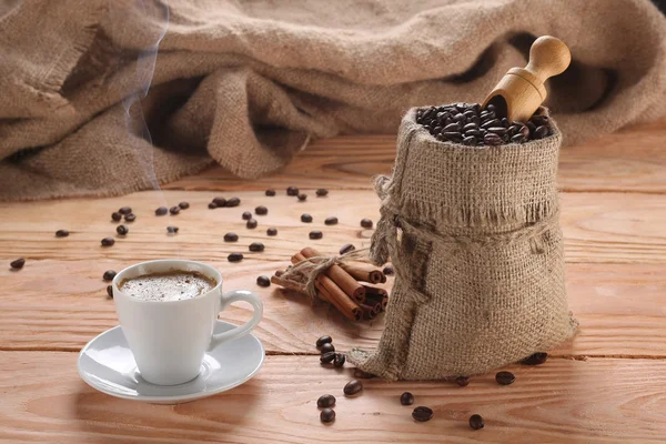 Taza de café con bolsa de arpillera —  Fotos de Stock