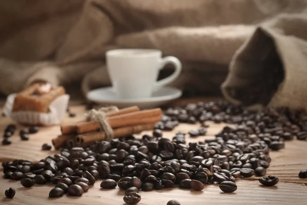 Eine heiße Tasse Espresso mit Kaffeebohnen und Kuchen — Stockfoto