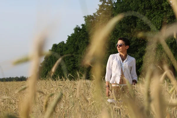 Jeune fille sur le champ de blé — Photo