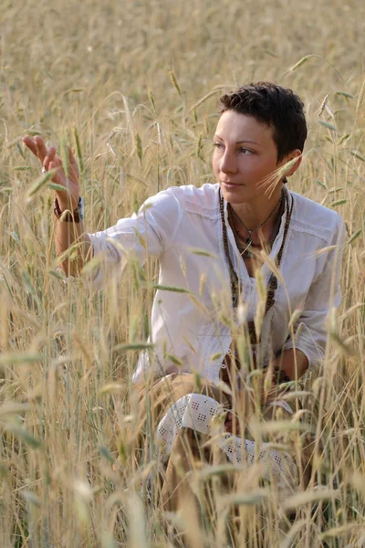 Jeune fille sur le champ de blé — Photo