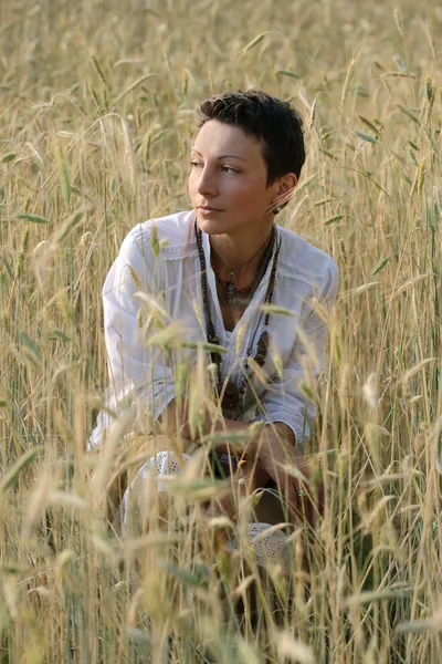 Jeune fille sur le champ de blé — Photo