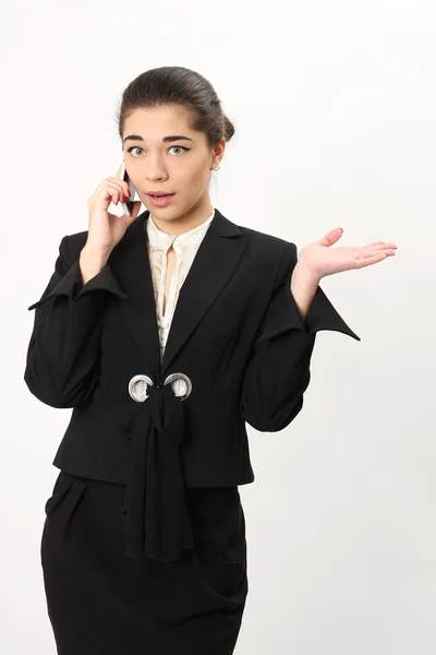 Glimlachende zakenvrouw praten op mobiele telefoon — Stockfoto