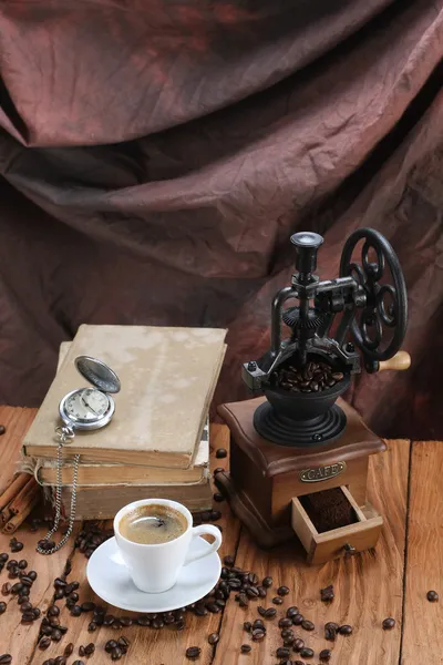Taza de café, molinillo de café, granos de café, relojes antiguos, viejo — Foto de Stock