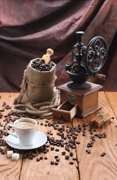 Taza de café, molinillo de café, granos de café en una bolsa —  Fotos de Stock