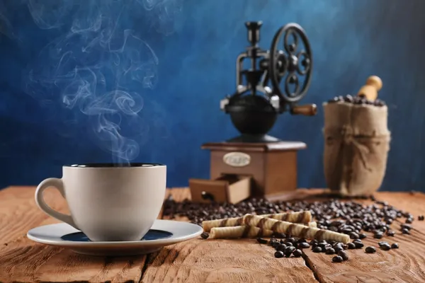Taza de café, molinillo de café, granos de café en una bolsa —  Fotos de Stock