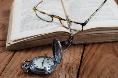 eski kitap vintage gözlük saatler