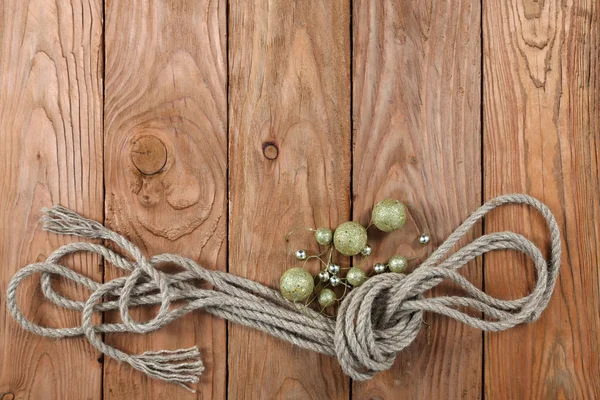 Cordas em um fundo de madeira — Fotografia de Stock