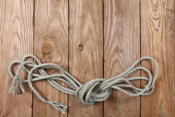 木制背景上的绳索 — 图库照片