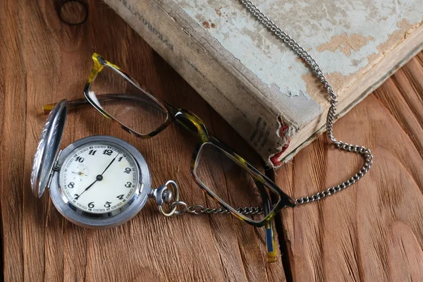 Oude boek vintage horloges bril — Stockfoto