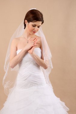  beyaz örtü ile Bayan portresi