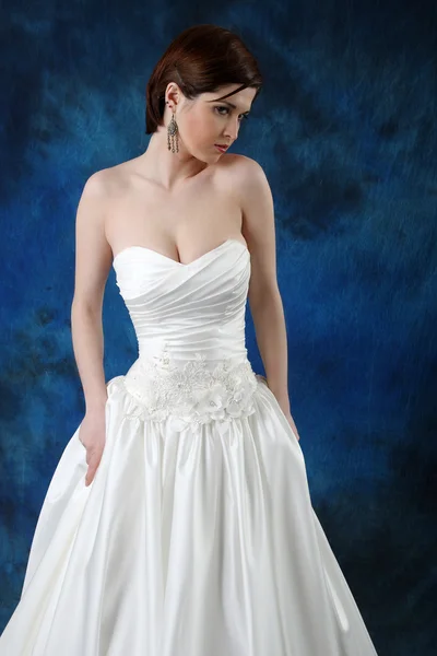 Молодая невеста в классическом свадебном платье — стоковое фото