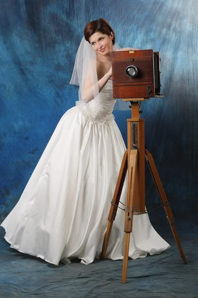 Sposa affascinante con una vecchia macchina fotografica — Foto Stock