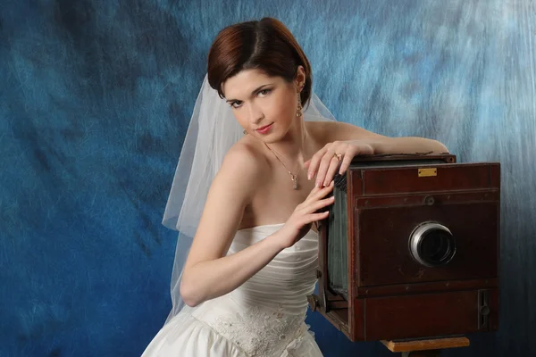 Sposa affascinante con una vecchia macchina fotografica — Foto Stock