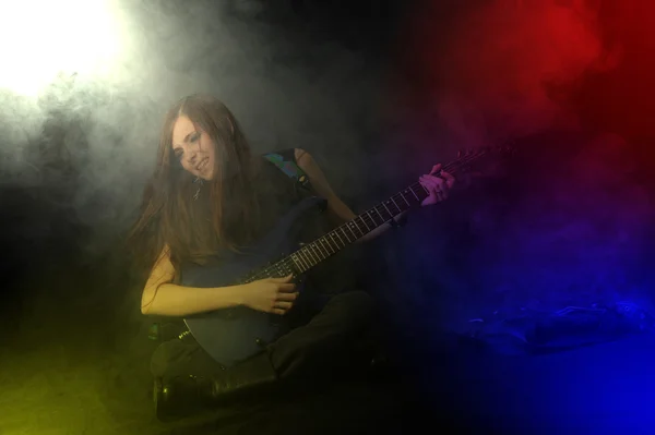 Estrella de rock femenina tocando la guitarra —  Fotos de Stock