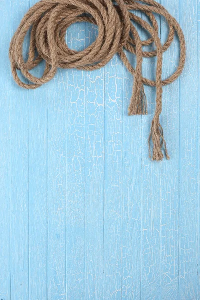 Скручена мотузка на блакитних дошках — стокове фото