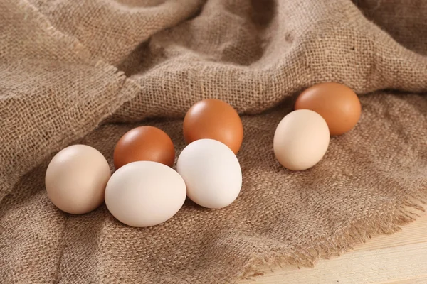 Ωμά αυγά σε λινάτσα φόντο — Φωτογραφία Αρχείου