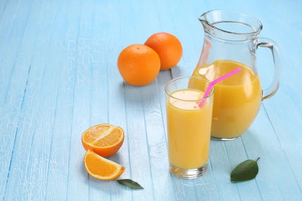 Vaso y jarra de zumo de naranja —  Fotos de Stock