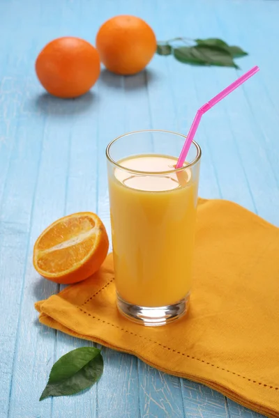Cam ve portakal suyu kabı — Stok fotoğraf