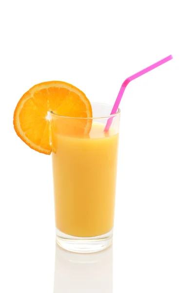 Jugo de naranja en un vaso aislado —  Fotos de Stock