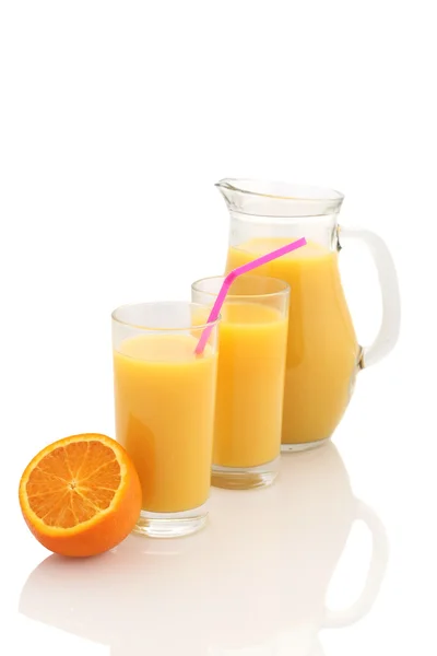 Jarra, vaso de zumo de naranja y naranja —  Fotos de Stock