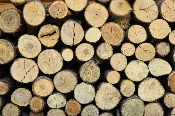 Фон из сухих нарезанных дров, сложенных на верхушке eac — стоковое фото
