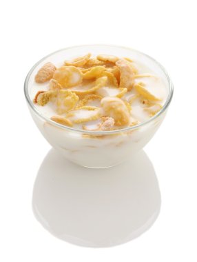 beyaz zemin üzerine Yoğurtlu bir cam kabın içinde Mısır gevreği 