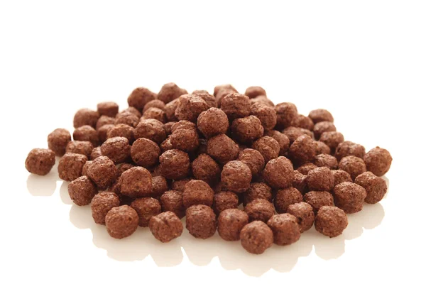 Смачні зернові шоколадні кульки на білому тлі — стокове фото